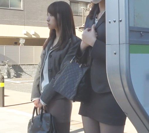 ！！通勤バスでスーツＯＬの黒パンストに精子をぶっかけてパンスト破ってチンポ挿入、お掃除フェラしてそのまま出勤！！