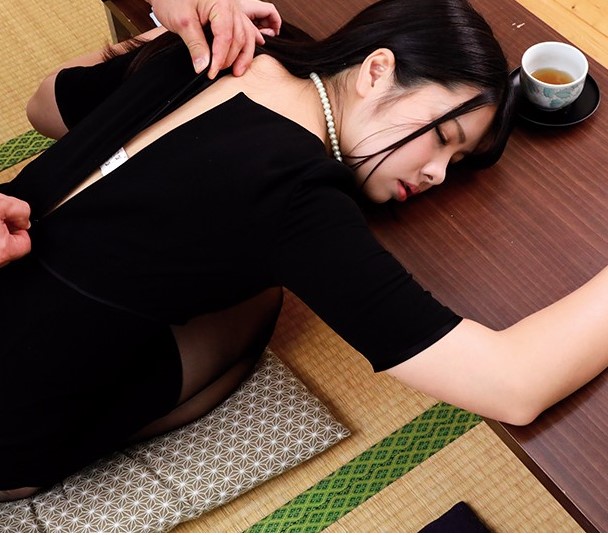 ！！葬儀社で睡眠薬飲まされて眠姦レイプされる喪服熟女！！涙ながらに弔問に訪れた女性に昏睡中出し