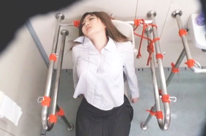 ♥虐めを辞めさせようとした先生が逆に公衆便所で眠らされて監禁レイプ…身動き取れずに言いなりおマンコに♥