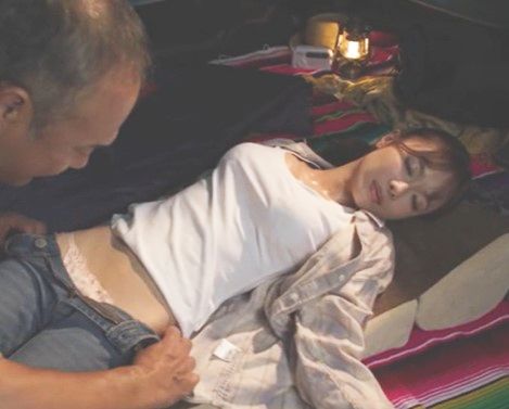 ！引っ越し先の町内会のキャンプで妻が昏睡Rapeされた…！近所の親父達のdickが妻のおPussyに次々Fuckingされていく