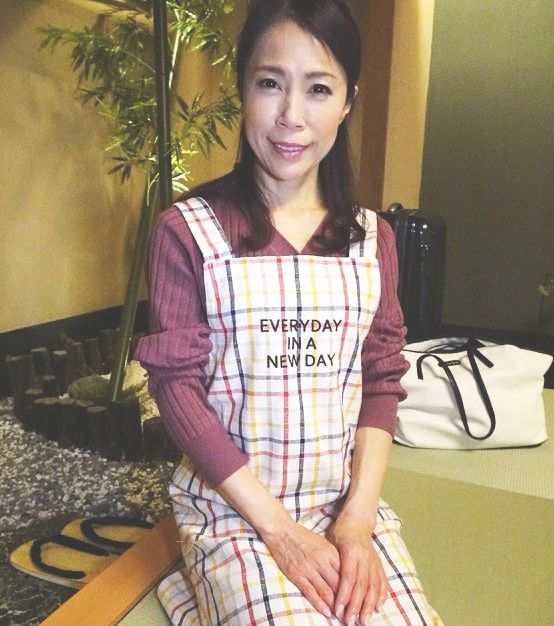！民宿女将を夜這い「wife、静かにしてればすぐ済むからね！」朦朧とした意識の中でメスイキする完熟Pussy