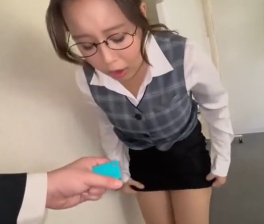！デリ嬢呼んだら会社の地味で真面目な事務員が来たからバラす代わりにリモバイFuckingしたまま仕事させた！