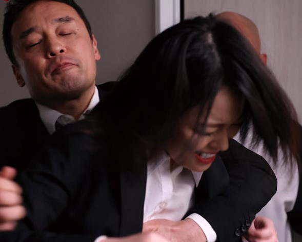 ！女社長のHousewifeが出張先で取引先に犯された…僕は助けないといけないのに…Rape強姦される完熟Pussy