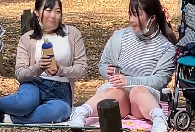 ！赤ちゃん連れで公園で和むママ友2人がまさか犯される！輪姦Group SexされたHousewifeはベビーカーを押して家に帰る